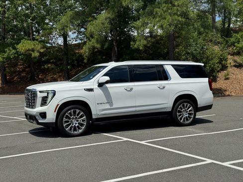 Used 2025 GMC Yukon XL Denali AWD/4WD image 5
