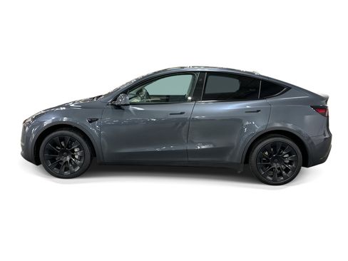 Certified 2023 Tesla Model Y AWD image 3