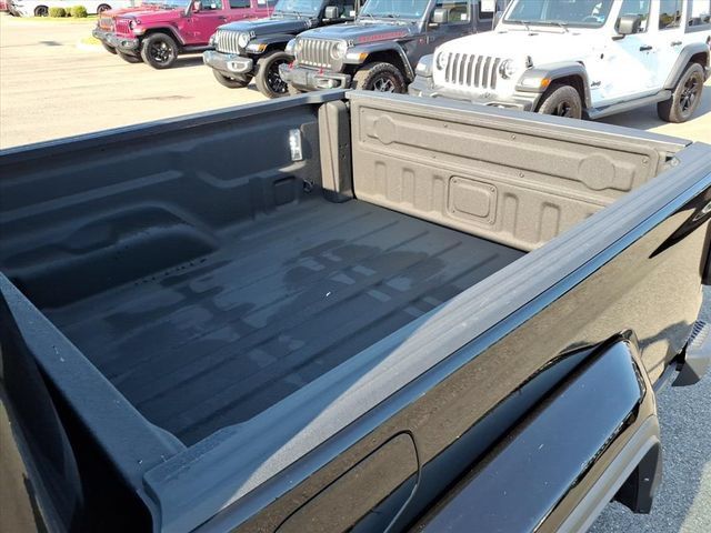 Used 2025 Jeep Gladiator Sport AWD/4WD image 14