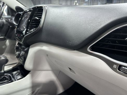 Used 2019 Jeep Cherokee Limited w/ Luxury Group FWD image 17