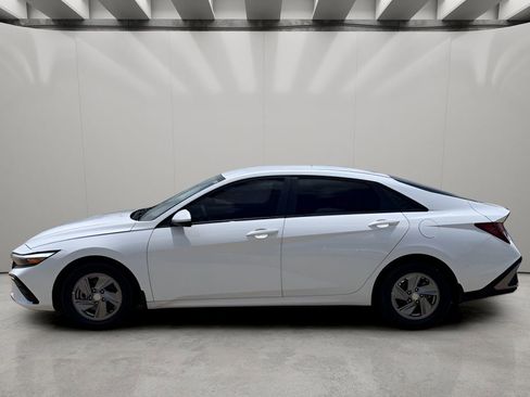 Used 2025 Hyundai Elantra SE FWD image 2