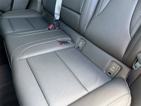 Used 2022 Buick Envision Essence w/ Technology Package I image 12