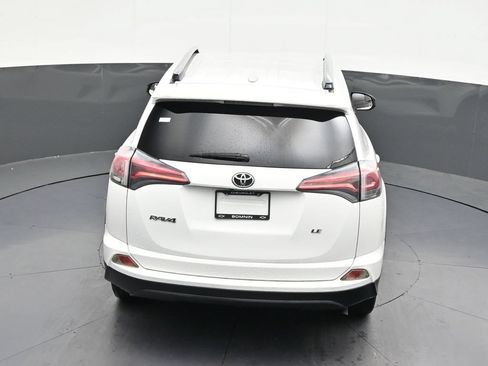 Used 2018 Toyota RAV4 LE FWD image 18