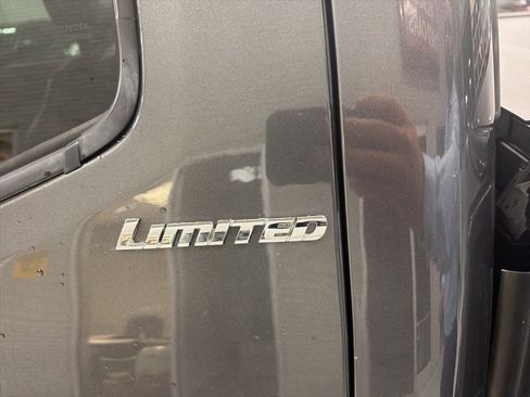 Used 2016 Toyota Tacoma Limited w/ Towing Package image 7