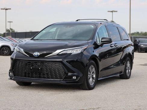 Used 2023 Toyota Sienna XLE FWD image 6