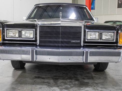 Used 1989 Lincoln Town Car Signature image 10
