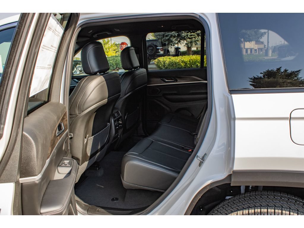 New 2026 Jeep Grand Cherokee Limited AWD/4WD image 16