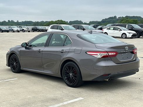 Used 2019 Toyota Camry XLE FWD image 3