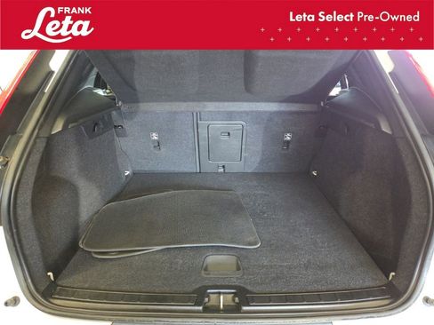 Used 2022 Volvo XC40 T5 Momentum image 23