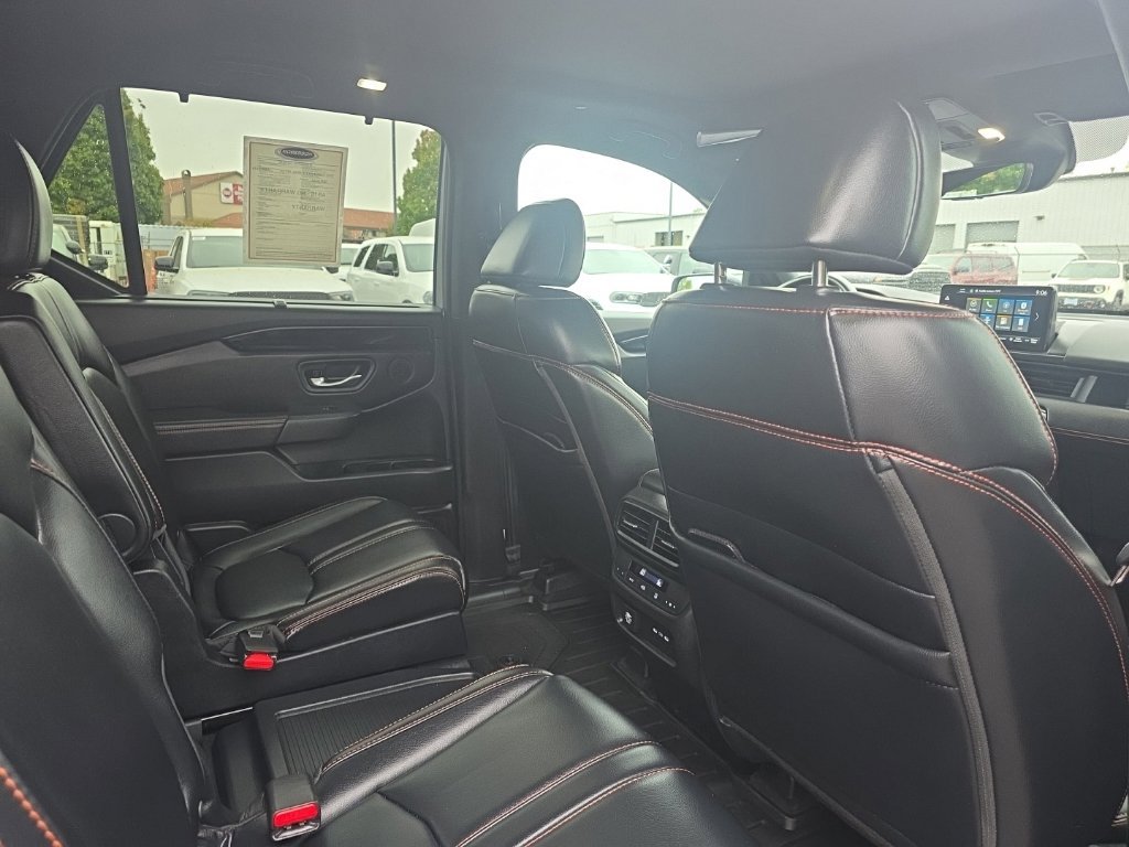 Used 2025 Honda Pilot TrailSport image 11