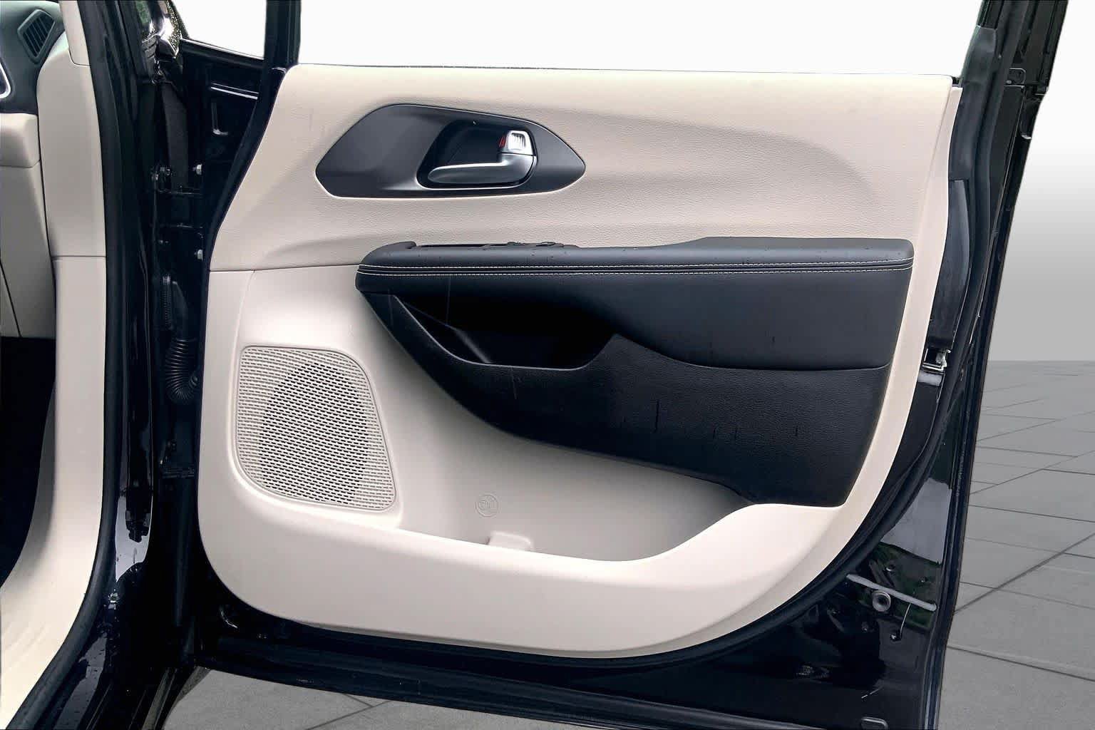 Used 2024 Chrysler Pacifica Touring-L FWD image 21