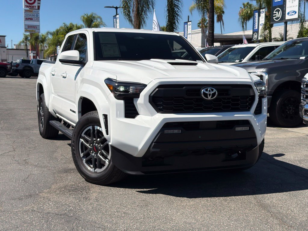 Used 2025 Toyota Tacoma 4x4 Double Cab image 3