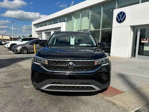 Certified 2022 Volkswagen Taos SE FWD image 2