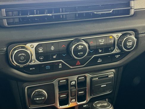 Used 2025 Jeep Wrangler Unlimited Sahara image 19