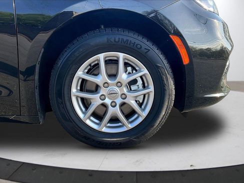 Used 2025 Chrysler Pacifica Select FWD image 35