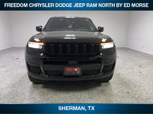 Used 2024 Jeep Grand Cherokee L Laredo image 2