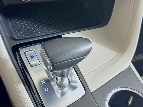 Used 2025 Genesis G70 2.5T image 25