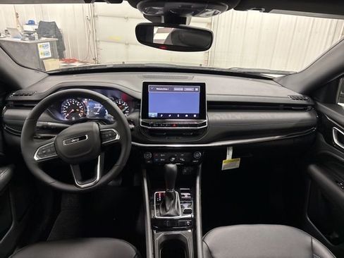 Used 2026 Jeep Compass Latitude AWD/4WD image 12