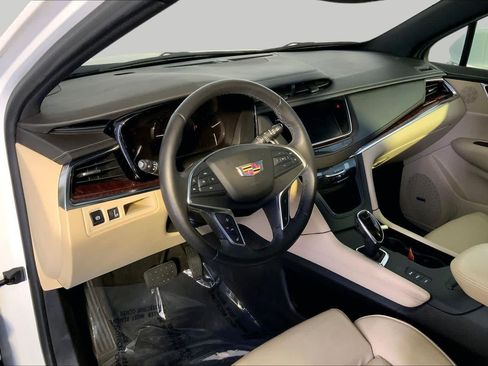 Used 2017 Cadillac XT5 Luxury w/ Driver Awareness Package AWD/4WD image 18