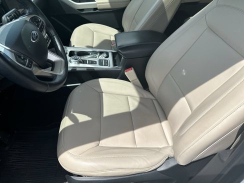 Used 2022 Ford Explorer XLT w/ Equipment Group 202A RWD image 13