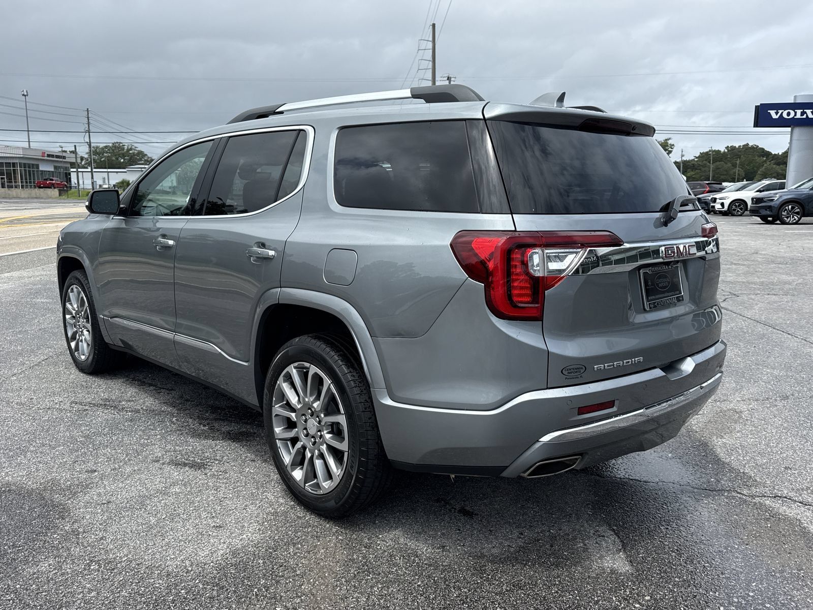 Used 2023 GMC Acadia Denali w/ Denali Ultimate Package FWD image 3