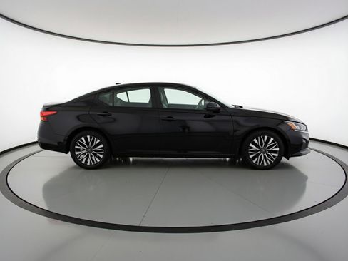 Used 2025 Nissan Altima 2.5 SV FWD image 11