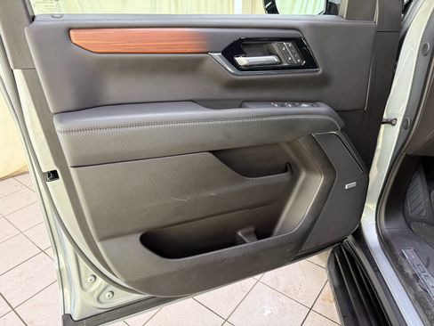 Used 2025 GMC Yukon Denali AWD/4WD image 34