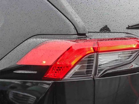 Used 2021 Toyota RAV4 XLE Premium image 8