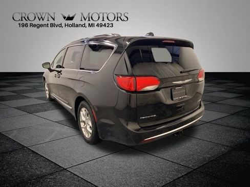Used 2017 Chrysler Pacifica Limited w/ UConnect Theater Package image 4