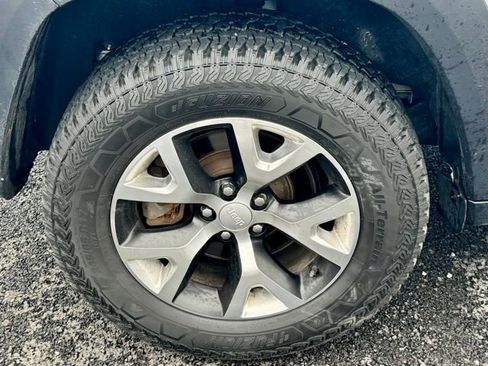 Used 2017 Jeep Cherokee Trailhawk w/ Cold Weather Group image 9