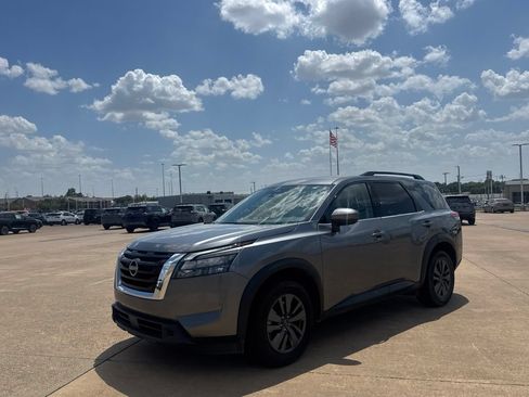 Used 2025 Nissan Pathfinder SV FWD image 8
