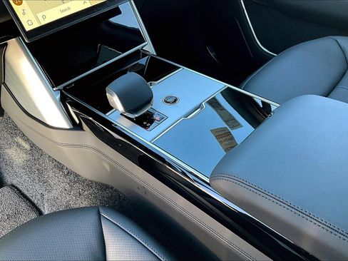 New 2025 Land Rover Range Rover SE image 9