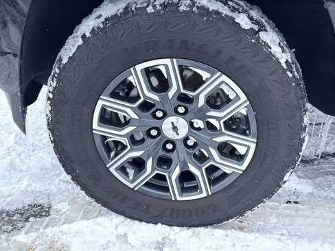 Used 2024 Chevrolet Colorado Z71 w/ Z71 Convenience Package 2 image 9