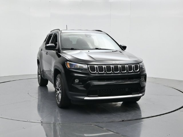 Used 2023 Jeep Compass Limited w/ Elite Group AWD/4WD image 4