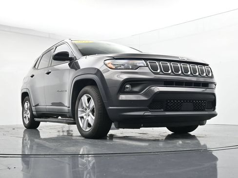 Used 2022 Jeep Compass Latitude FWD image 33