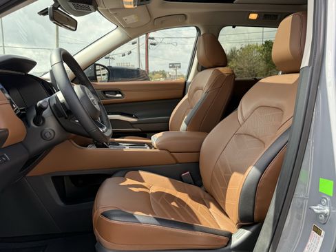 Used 2025 Nissan Pathfinder Platinum w/ Cargo Package image 11