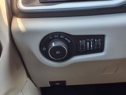 Used 2024 Chrysler Pacifica Touring-L FWD image 9