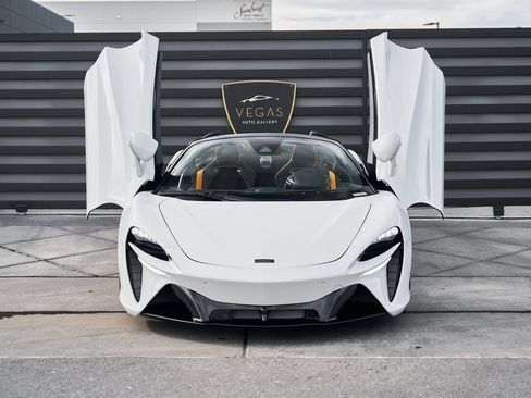 Used 2025 McLaren Artura image 23