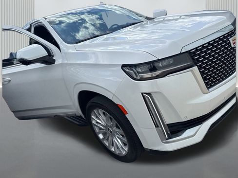 Used 2022 Cadillac Escalade Luxury image 12