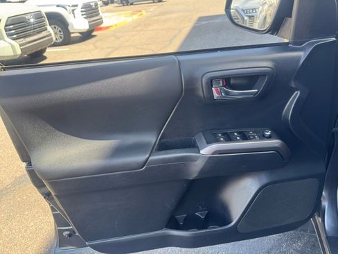 Used 2018 Toyota Tacoma TRD Sport AWD/4WD image 13