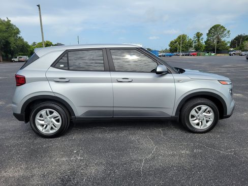 Used 2021 Hyundai Venue SE FWD image 4