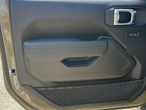 New 2025 Jeep Gladiator Sport image 16