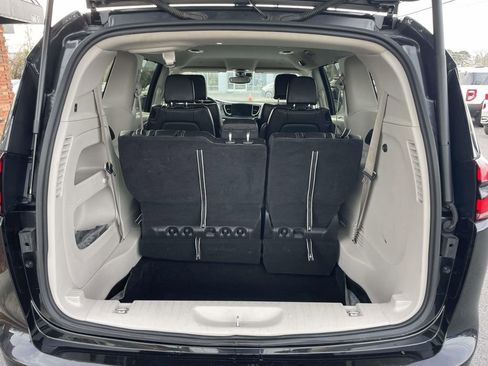 Used 2023 Chrysler Pacifica Touring-L image 21