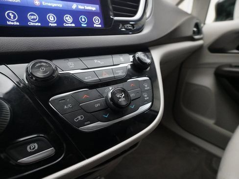 Used 2018 Chrysler Pacifica Touring-L w/ Tire & Wheel Group image 22