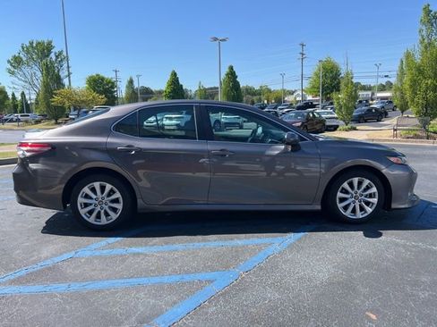 Used 2018 Toyota Camry LE image 5