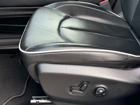 Used 2025 Chrysler Pacifica Limited FWD image 22