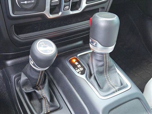 Used 2023 Jeep Gladiator Overland AWD/4WD image 13