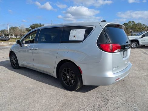 Used 2022 Chrysler Voyager LX image 12