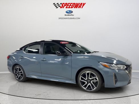 Used 2025 Nissan Sentra SR w/ SR Premium Package FWD image 3