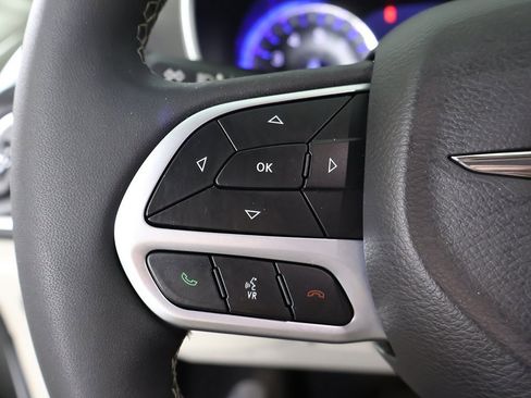 Used 2024 Chrysler Pacifica Touring-L image 43